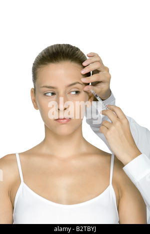 Young woman receiving Botox injection Banque D'Images
