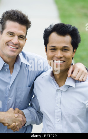 Deux businessmen shaking hands, high angle view Banque D'Images