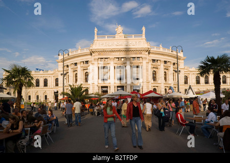 Le café avec terrasse en face de Burgtheater, Vienne, Autriche Banque D'Images