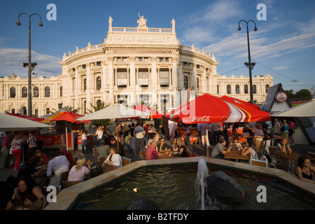 Sidewalk cafe en face de Burgtheater, Vienne, Autriche Banque D'Images