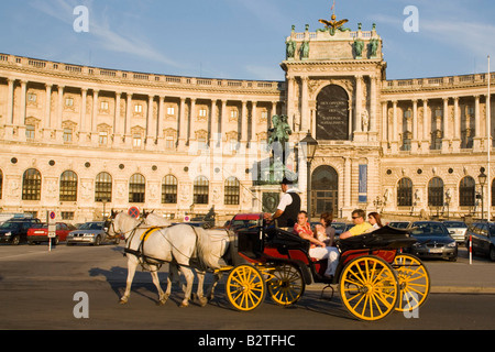 Passsing Fiaker Neue Hofburg, Vienne, Autriche Banque D'Images