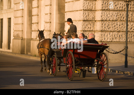 Passsing Fiaker Neue Hofburg au cours d'une visite de la ville, Vienne, Autriche Banque D'Images