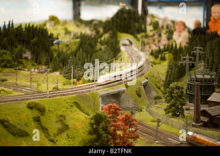 Visiteurs regardant le model railroad, les visiteurs de regarder le plus grand model railroad dans le monde, le Miniatur Wunderland, Speich Banque D'Images