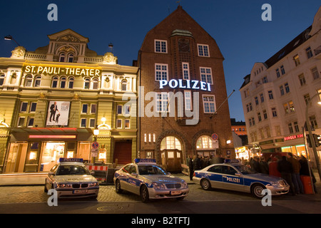 À Davidswache Davidswache, Reeperbahn, le famoused station de police de Hambourg, à côté de St Pauli Theatre la nuit, Reeperbahn, Banque D'Images
