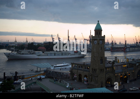 Sankt Pauli Landungsbruecken et port, vue sur Landungsbruecken dockyardwith à tour de grues, Sankt Pauli, Hambourg, Germ Banque D'Images