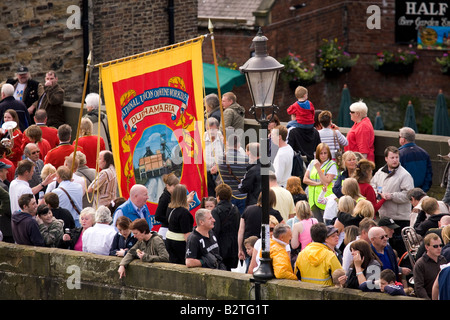 Elvet Pont est remplie de spectateurs et participants au Gala 2008 mineurs de Durham. Banque D'Images