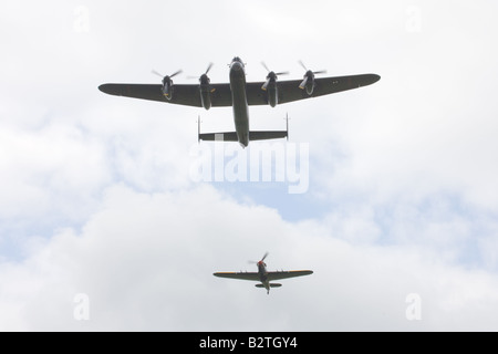 Avro Lancaster B1 PA474 & Hawker Hurricane 11c PZ865 JX-E de la Battle of Britain Memorial Flight en vol à Airfiel Wickenby Banque D'Images
