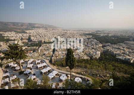 Vue depuis la colline Lykavittos plus d'un restaurant à l'océan de maisons de la ville, Athènes, Athens-Piraeus, Grèce Banque D'Images