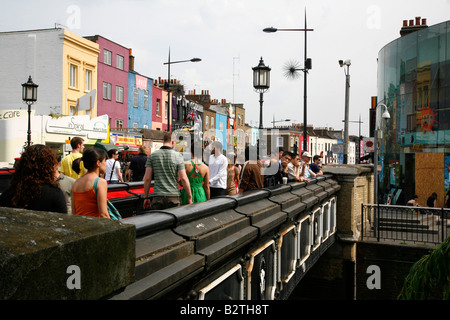 Les touristes sur le pont de Camden Road, Camden Town, London Banque D'Images