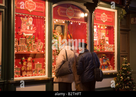 Personnes debout en face de la boutique de décoration de Noël fenêtre Reber, une boutique, où vous pouvez acheter Mozartkugeln, Vieux Marché, Banque D'Images