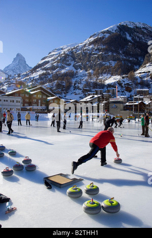 Les gens sur une patinoire, curling en arrière-plan le Mont Cervin, Zermatt, Valais, Suisse Banque D'Images