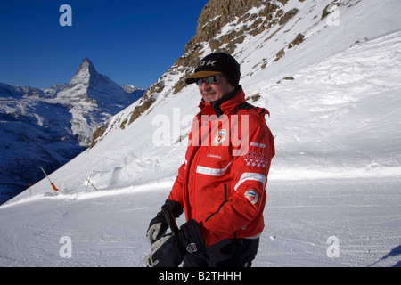 Moniteur de ski sur la pente de montagne, Matterhorn (4478 m) en arrière-plan, Rothorn, Zermatt, Valais, Suisse Banque D'Images