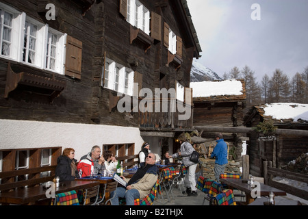 Les gens se reposer sur la terrasse de restaurant Zum See, Zum See, Zermatt, Valais, Suisse Banque D'Images