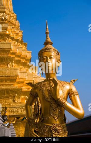 Kinnorn sculpture près d'un Chedi, Wat Phra Kaew, le plus important temple bouddhiste de Thaïlande, Ko Ratanakosin, Bangkok, Thaïlande Banque D'Images