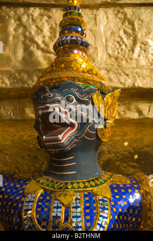Close-up of a d'un chedi doré à caryatide, Wat Phra Kaew, le plus important temple bouddhiste de Thaïlande, Ko Ratanakosin, Bangkok Banque D'Images