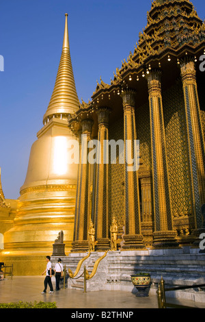 Phra Sri Rattana Chedi et Phra Mondop, bibliothèque, Wat Phra Kaew, le plus important temple bouddhiste de Thaïlande, Ko Ratanakosin, Banque D'Images