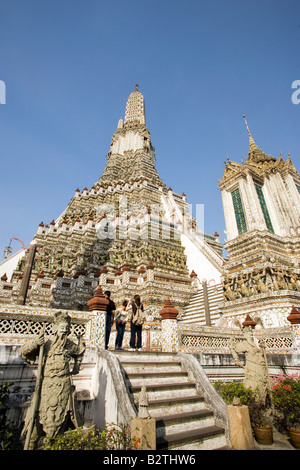 Les touristes visitant le Wat Arun, Temple de l'aube, Bangkok, Thaïlande Banque D'Images