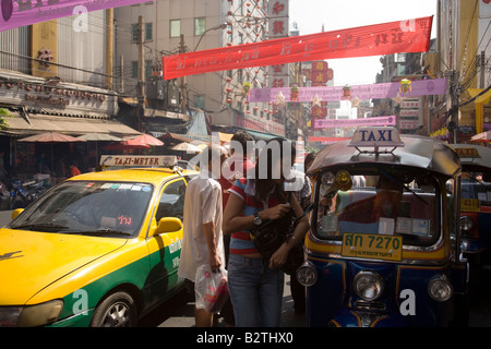 Le trafic important à Yaowarat Road, Chinatown, le plus ancien quartier résidentiel de Bangkok, dans le quartier des affaires, à Bangkok, Thaïlande Banque D'Images