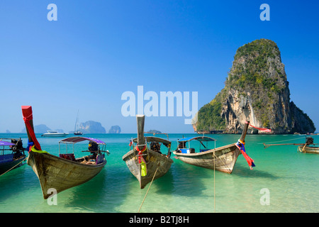 Bateaux ancrés, falaise de craie en arrière-plan, Phra Nang Beach, Laem Phra Nang Railay, Krabi, Thaïlande, après le tsunami Banque D'Images