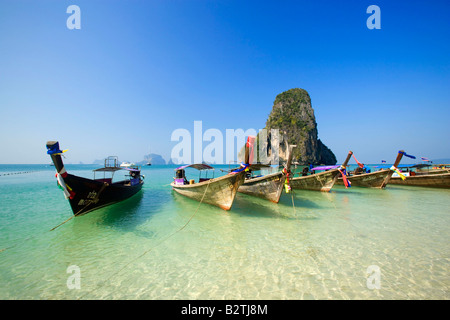 Bateaux ancrés, falaise de craie en arrière-plan, Phra Nang Beach, Laem Phra Nang Railay, Krabi, Thaïlande, après le tsunami Banque D'Images