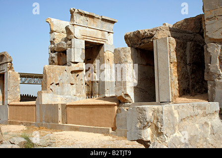 L'Iran Persepolis - Ruines du palais montrant également warriors holding lance en bas relief. Banque D'Images