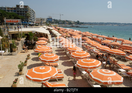 Parasols sur la plage de Juan-les-Pins, Antibes, France. Banque D'Images