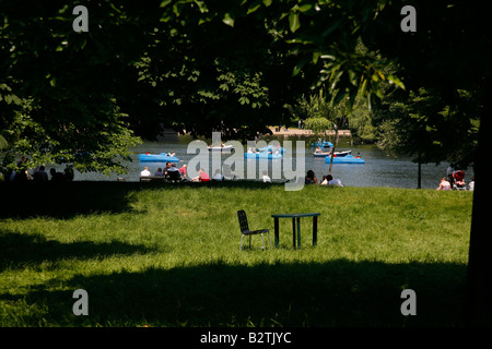 Navigation de plaisance sur le lac Serpentine, à Hyde Park, Londres Banque D'Images