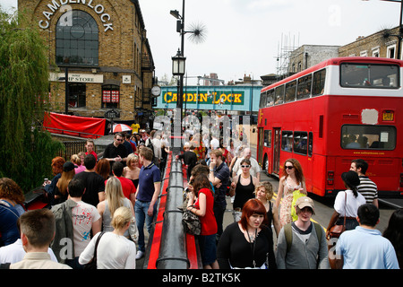 Les touristes à Camden Lock Market sur Camden Road, Camden Town, London Banque D'Images