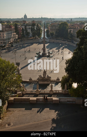 Vue de la Piazza del Popolo, l'Obélisque et la Via Cola di Rienzo à partir de la colline du Pincio à Villa Borghese à Rome, Italie Banque D'Images