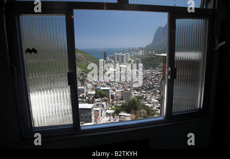 Vue depuis une chambre des Amériques latines plus grand bidonville ou favela Rocinha, à Rio de Janeiro , Brésil. Banque D'Images