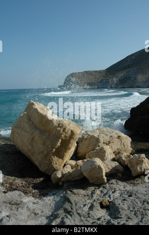 Vagues se briser sur les rochers de Playa de los Muertos, Almeria, Espagne Banque D'Images