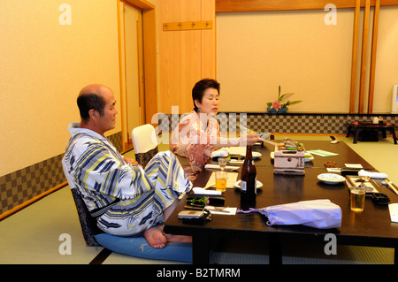 Senior couple in kimono, yukata Ryokan qui est de style japonais, hôtel, Japon Banque D'Images