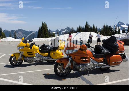 Honda Goldwing motos parking au lever du soleil le Mont Rainier National Park Gold Wing orange jaune WA Washington USA US Banque D'Images