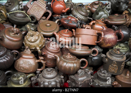 Bouilloires anciennes exposées au marché d'antiquités de Panjiayuan à Pékin, en Chine. Banque D'Images