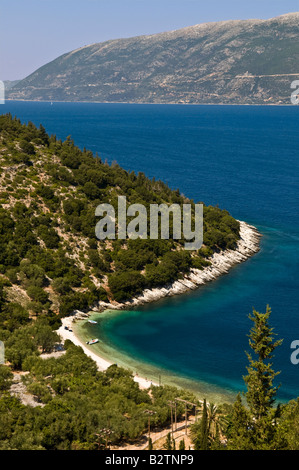 Regarder sur Giagana beach l'une des nombreuses plages isolées entre Agia Efimia et dans le Nord de la Grèce Cephallonia Fiskardo Banque D'Images