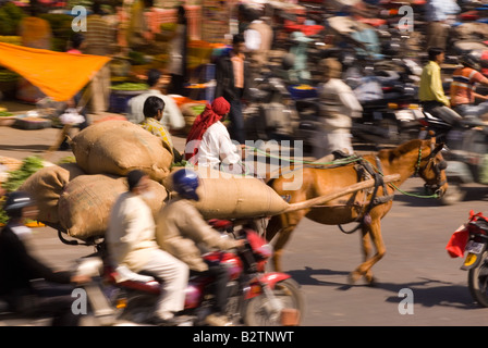 Le trafic au bazar Chandpol, ville de Jaipur, Rajasthan, Inde, sous-continent indien, en Asie Banque D'Images
