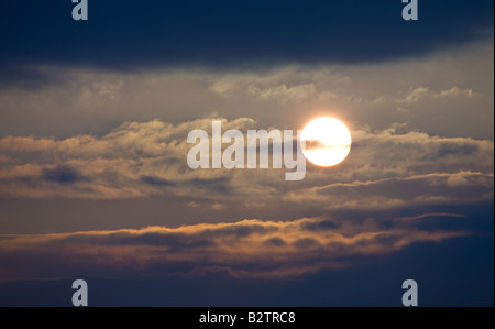 Tôt le matin, soleil qui brille derrière les nuages Banque D'Images