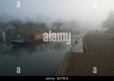 15-04 dans un brouillard épais voile d'Iffley Lock de la rivière Thames, Angleterre Oxford Banque D'Images