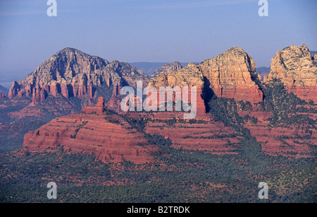 Une vue de l'imposant des formations de grès slickrock sous le Mogollon Rim près de la ville de Sedona Arizona Banque D'Images