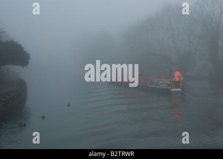 15-04 dans un épais brouillard de la voile sur la rivière Thames, Angleterre Oxford Banque D'Images