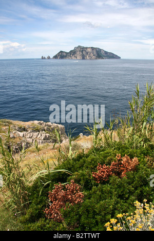 L'île de Capri vu de Punta Campanella, l'extrême extension de la péninsule de Sorrente (Côte Amalfitaine), en Italie Banque D'Images