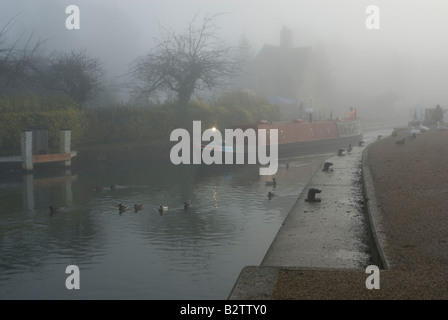 15-04 dans un brouillard épais voile d'Iffley Lock de la rivière Thames, Angleterre Oxford Banque D'Images