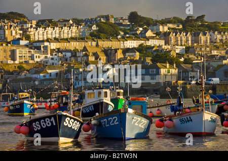 Bateaux de pêche dans le port St Ives Cornwall England UK GB EU Europe Banque D'Images