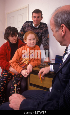 Mère Père et fille tous parler au médecin Banque D'Images