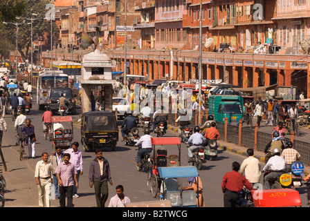 Le trafic au bazar Chandpol, ville de Jaipur, Rajasthan, Inde, sous-continent indien, en Asie Banque D'Images