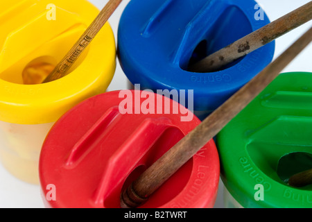 Les Pots de peinture ou de l'école maternelle Banque D'Images