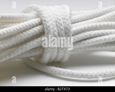Gros plan d'une corde blanche enroulé