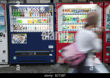 Distributeurs automatiques, un signe commun à Tokyo, Japon. Banque D'Images