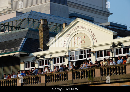 Foule de gens sur le balcon de Punch et Judy pub marché couvert de Covent Garden, Londres, Angleterre Banque D'Images