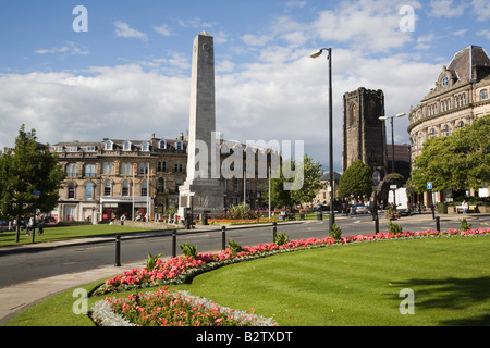 Cénotaphe War Memorial obélisque de partout au centre-ville de jardins en perspective en été. Harrogate North Yorkshire England UK Banque D'Images